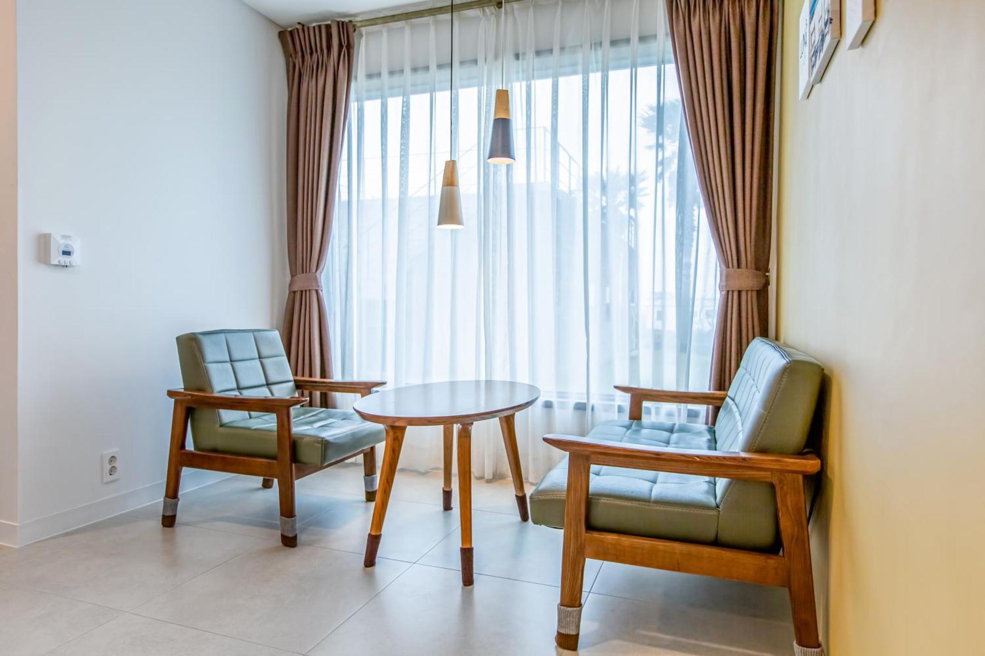 Lunamar Pension Чеджу Екстериор снимка