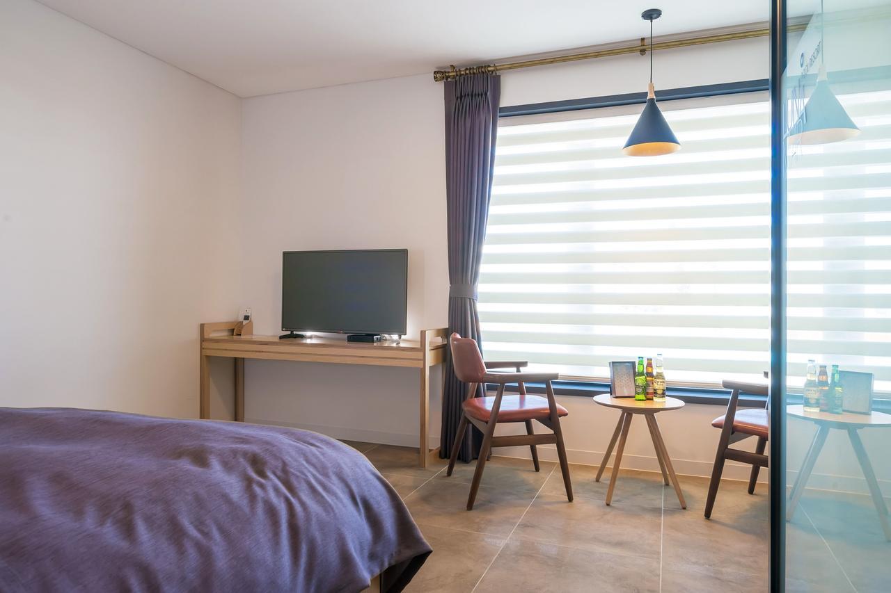 Lunamar Pension Чеджу Екстериор снимка
