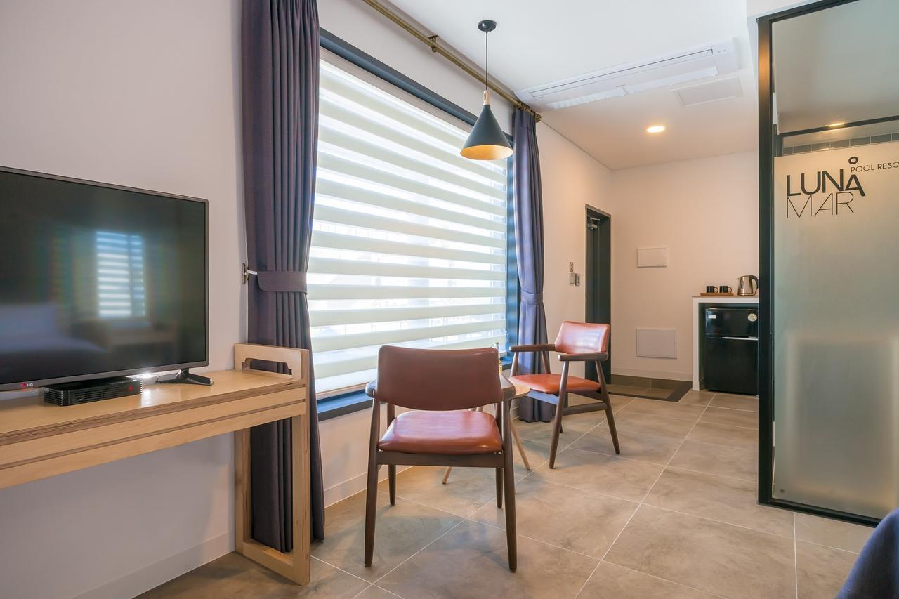 Lunamar Pension Чеджу Екстериор снимка